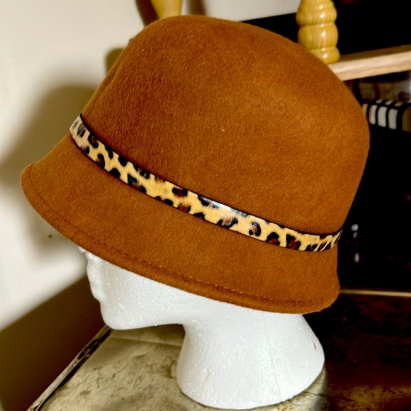 Women’s 100% Wool Winter Bucket Hat with Animal Print Hat Band - Picture 2 of 3